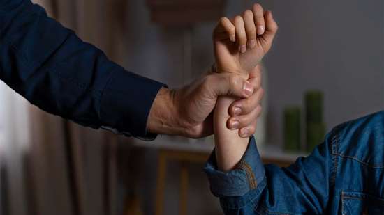 خشونت خانگی و چالش های حقوق بشر 